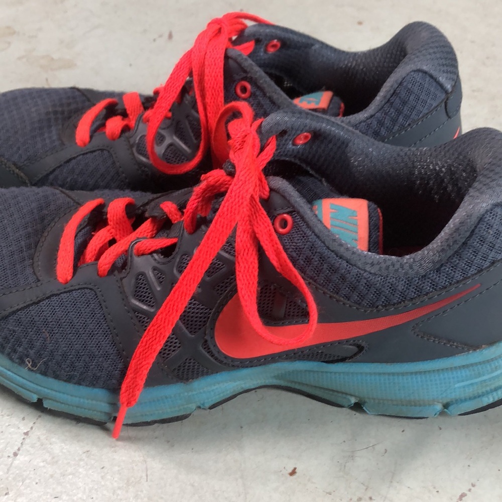 NIKE RELENTLESS 2 Women’s sneakers. 9.5 🩵